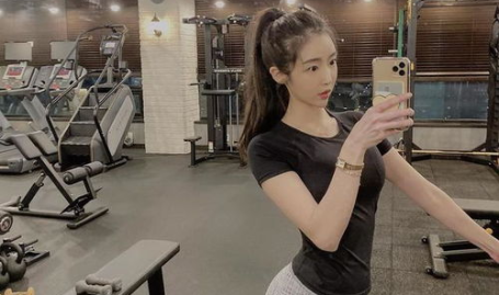 教师健身小姐姐,塑造健康体魄,传递活力教育